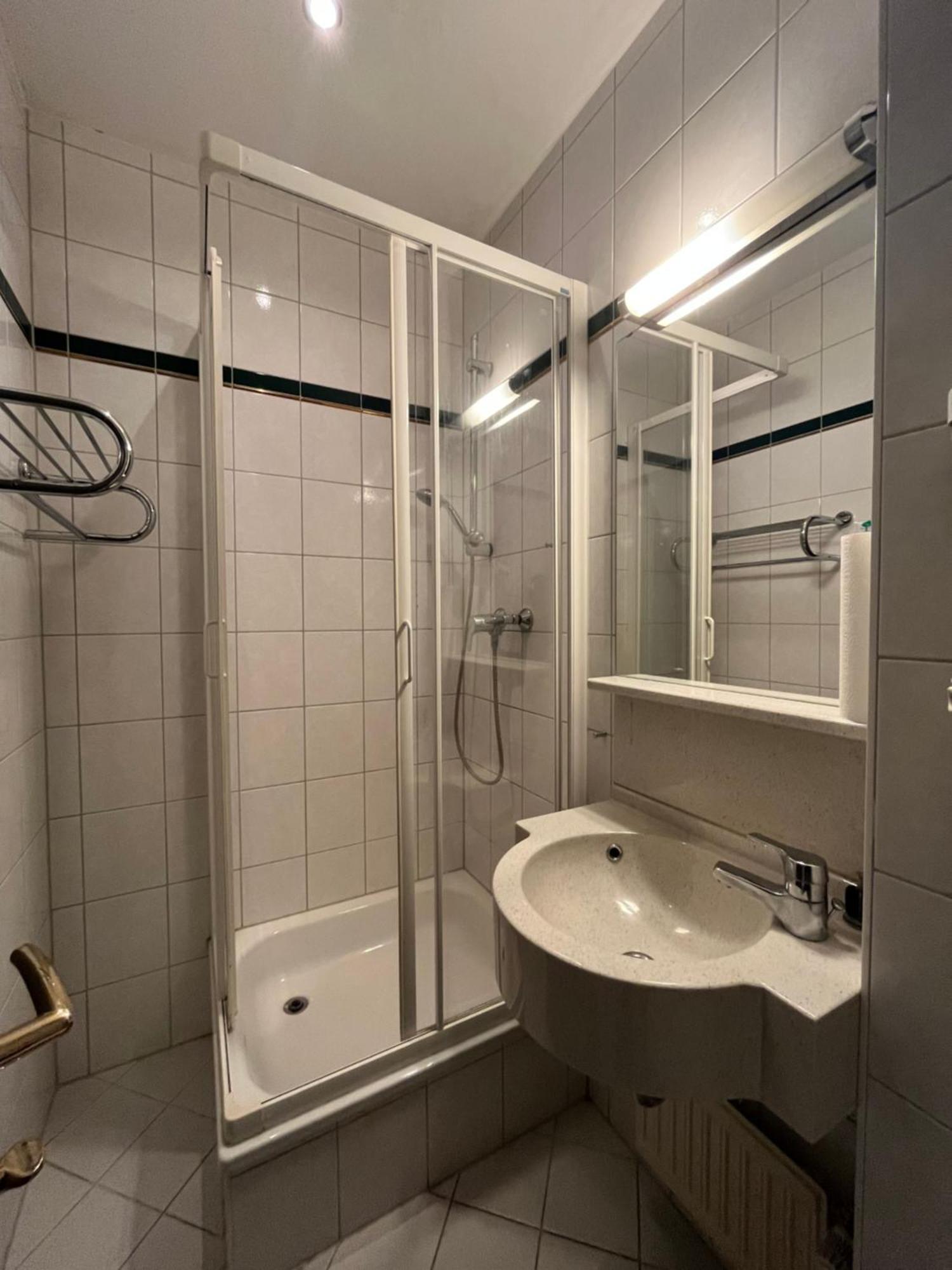 1, 2, Sleep Boardinghouse Unterschleissheim Zentrum Esterno foto