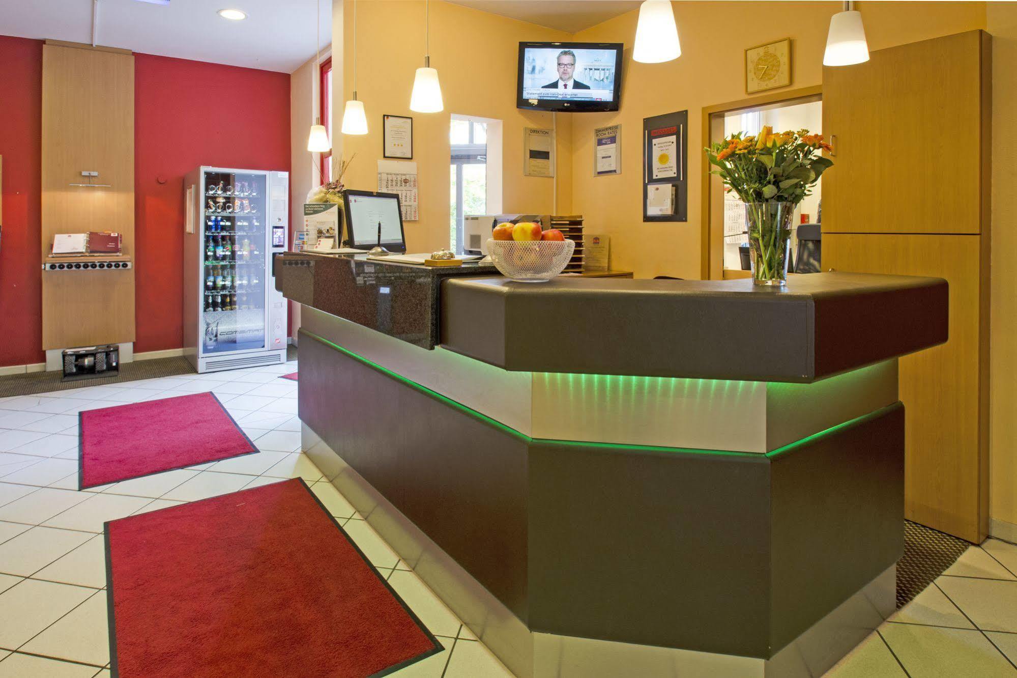 1, 2, Sleep Boardinghouse Unterschleissheim Zentrum Esterno foto